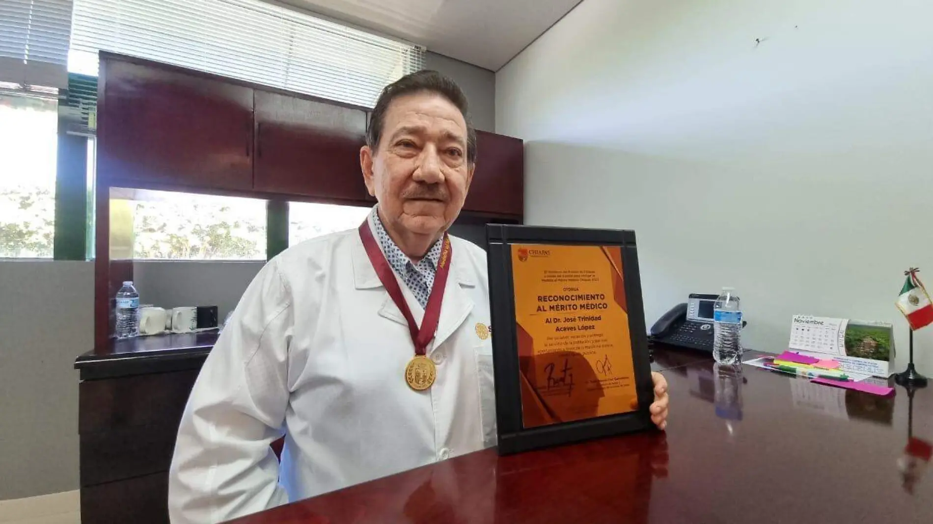 Doctor José Trinidad Aceves con su reconocimiento